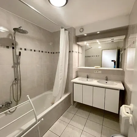 아파트 Spacious Seafront Family Stay, Cleaning Included *