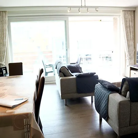 Spacious Seafront Family Stay, Cleaning Included 아파트 니우포르트