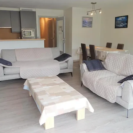 Spacious Seafront Family Stay, Cleaning Included * 니우포르트