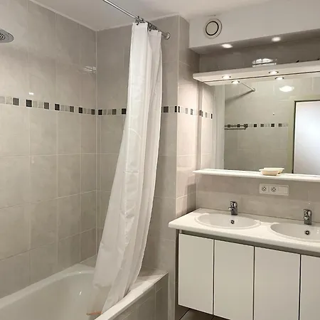 Spacious Seafront Family Stay, Cleaning Included 아파트